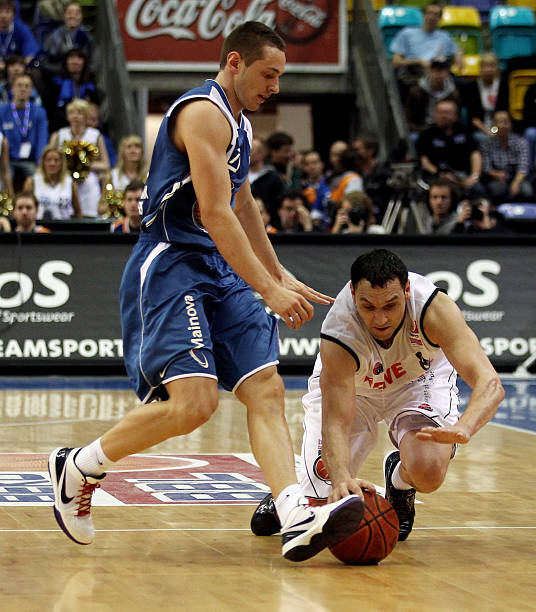 够与队友们 够与队友们