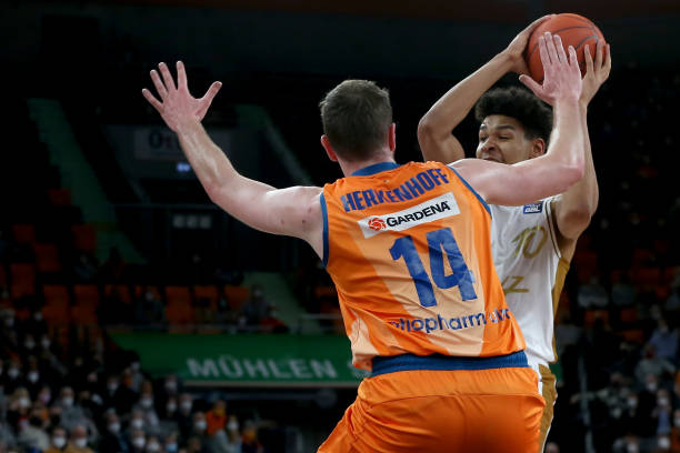 半年期的 半年期的